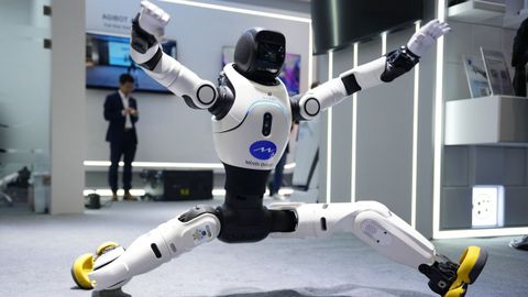 El AGIBOT, un robot humanoide, ense�a su arte en el Mobile