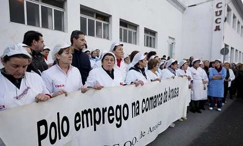 Las mujeres de Cuca hacen guardia las 24 horas para evitar el traslado de la maquinaria.