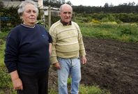 Josefina y Agust�n son dos de los vecinos de Bamio afectados por las correr�as de los jabal�es. 