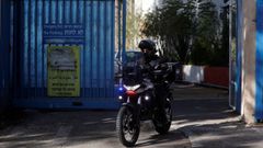 Uno de los agentes que particip en la redada saliendo de las instalaciones este lunes 