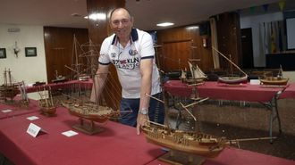 Manuel Paz nos ensea sus maquetas de barcos que tiene expuestas en el liceo martimo