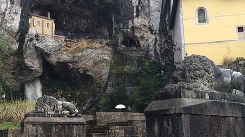 Los leones, al pie de la cueva de Covadonga