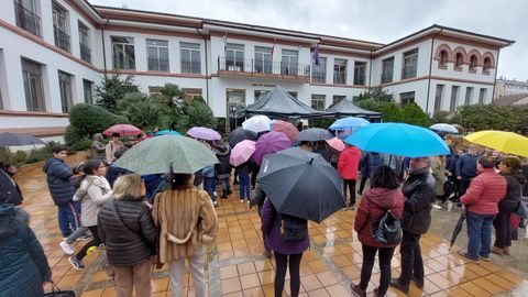 La lluvia hizo acto de presencia durante la concentracin celebrada junto al Ayuntamiento de Monforte, pero no interrumpi los actos