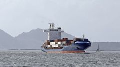 Un mercante portacontenedores en la ra de Vigo