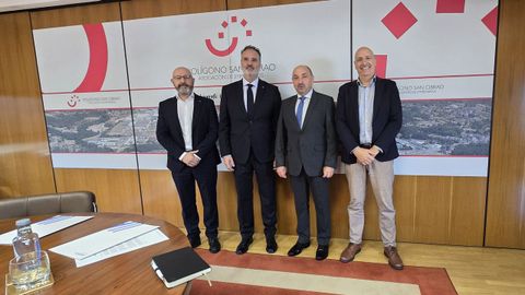 Rubn Saavedra (Abanca), con parte de la directiva empresarial del polgono de San Cibrao das Vias