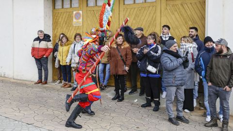 Boteiros y fuli�ns en el desfile del domingo gordo de Viana do Bolo.