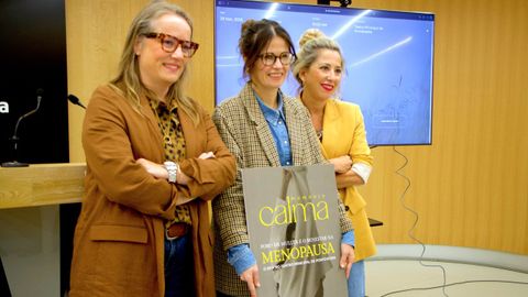 Ana Fernndez, la concejala Anabel Gulas y ngela Patricio, este martes en el Concello, donde presentaron un foro sobre mujer y menopausia