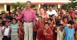 Neneta, rodeada de ni�os y colaboradores del centro, en las instalaciones de la escuela Mar�a Soli�a, en una imagen tomada esta semana