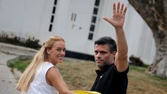  Lilian Tintori y Leopoldo L�pez, tras un encuentro el 5 de mayo con la prensa a las puertas de la embajada de Espa�a