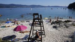 Playa de Area de Agra, Sanxenxo, sin socorristas por el impacto del covid en el servicio