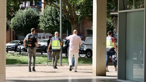 Efectivos policiales en las inmediaciones del edificio donde la mujer ha sido asesinada