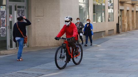 Personas con masacarilla por las calles de Pontevedra