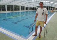 Unas cuarenta personas aprenden cada a�o a nadar de la mano de este profesional mazaricano.