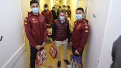 Visita de los jugadores del Pontevedra a la planta de pediatr�a del Hospital Provincial