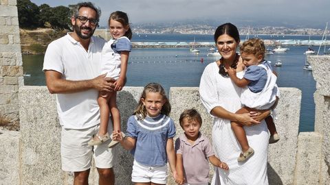 Esta familia numerosa de Madrid pasa los veranos en Nigr�n. 