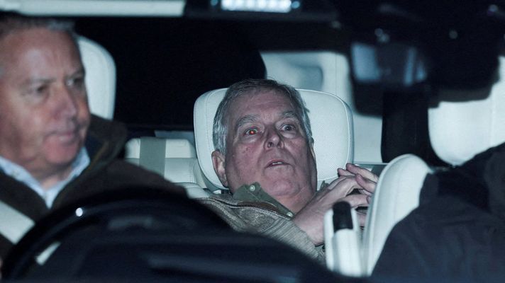 El expr&iacute;ncipe Andr&eacute;s de Inglaterra, parapetado en el coche tras su detenci&oacute;n el pasado d&iacute;a 19.