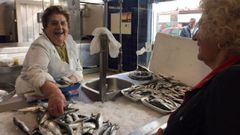 Chicha Varela despachaba este jueves las sardinas a 6 euros el kilo en el Mercado de A Magdalena
