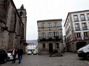 Los coches siguen estacionando mal en el casco viejo. El Concello noi�s quiere establecer sanciones para evitar esta situaci�n.