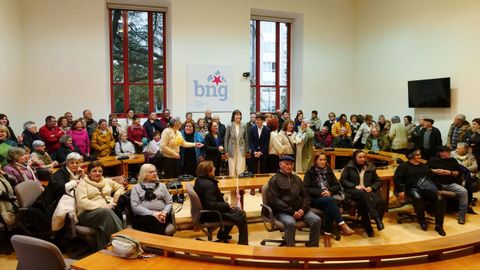 Un grupo de vecinos de Aguio se desplazaron al Parlamento, donde el BNG hizo una pregunta sobre la falta de mdicos en este centro de salud