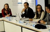 <span lang= es-es >Aviso a las comunidades del PP</span>. En la reuni�n del ministro y los consejeros coincidieron ayer la conselleira de Facenda, Elena Mu�oz (con gafas), y su antecesora, Marta Fern�ndez Curr�s, ahora en el equipo de Montoro.