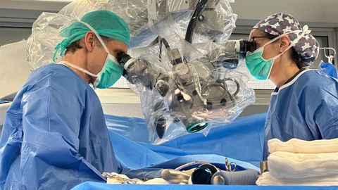 El doctor Bordon y la doctora Fern&aacute;ndez, durante una intervenci&oacute;n de<br />columna