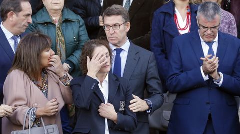El presidente de la Xunta, Alberto N��ez Feij�o, consuela a una funcionaria de la Xunta, que es t�a de Mar�a Enjamio, asesinada la noche del viernes en Vigo, durante la concentraci�n contra la violencia machista ante la Xunta de Galicia, en Santiago de Compostela