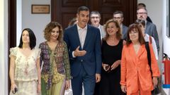 Pedro S�nchez, rodeado de parlamentarios del PSOE, ayer en los pasillos del Congreso.