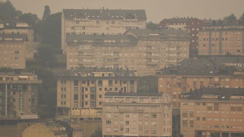 El cielo de Lugo se cubrió por el humo y las partículas de los incendios de Ourense y del centro de Galicia