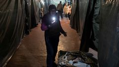 Una mujer sobre Nadiia Chuhai acostada en su cama dentro del refugio antia�reo de la planta qu�mica Azot