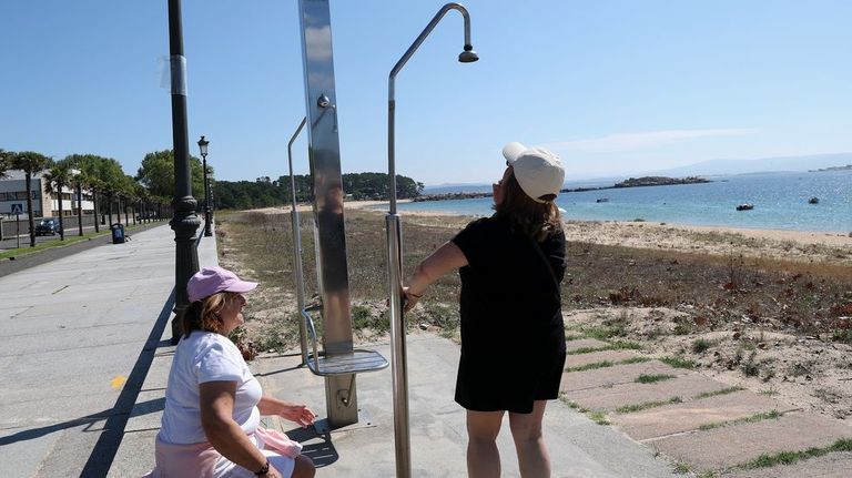 Las duchas de Coroso, como las del resto de Ribeira, est�n sin agua desde principios de agosto.