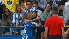 Salva Sevilla abraza a su hija Vera tras marcar el 2-0 ante el Real Unin