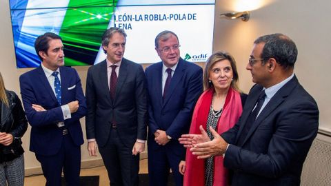 El ministro de Fomento, ��igo de la Serna (3i), en el centro, junto al alcalde de Le�n, Antonio Silv�n