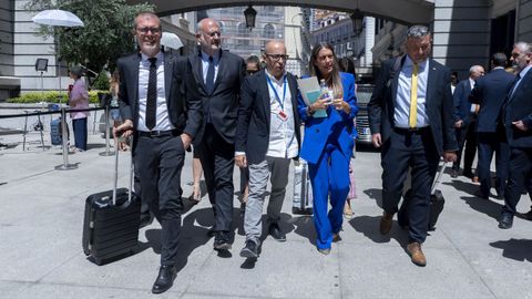 Los diputados de Junts Josep Mar�a Cruset (1i); Eduard Pujol (2i); Miriam Nogueras (2d); y Josep Mar�a Cervera (1d); abandonan el congreso tras la Sesi�n Constitutiva de la XV Legislatura en el Congreso de los Diputados.