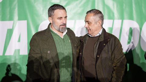 El presidente de Vox, Santiago Abascal (i) y el n�mero 1 en la provincia de Badajoz y senador de Vox, �ngel Pelayo Gordillo (d), participan en un acto electoral en el parque de las Siete Sillas, a 16 de diciembre de 2025, en M�rida.