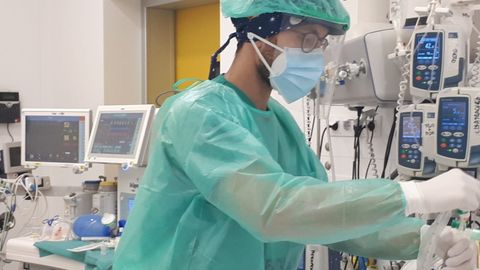 Santiago Vecino, enfermero supervisor de neumolog�a del Chuac. Lo afronta �tirando de equipo, profesionalidad y buen humor�. Acusa el sobresfuerzo, pero ante el virus tiene ahora �m�s conocimiento y menos miedo�.