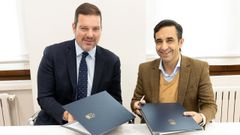 El conselleiro y el alcalde, en la firma del convenio este lunes en Santiago