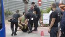 Dos polic�as nacionales detienen a un migrante en la ciudad de Ceuta.