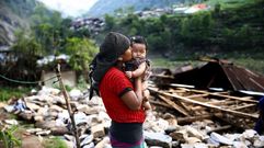 Supervivientes del terremoto en la localidad de Baluwa, en el distrito de Gorkha, en Nepal. 