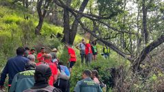 Un amplio equipo humano particip� en el rescate de la mujer que se cay� en Casaio