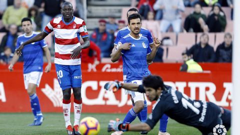 Champagne en el suelo tras un disparo de Adrián Ramos