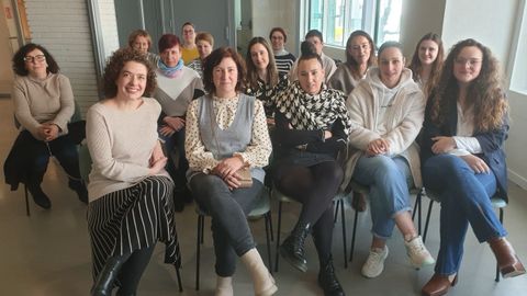 Las asistentes al curso de ayer (la primera por la izquierda en la primera fila es la monitora) intercambiaron puntos de vista y recibieron formacin.