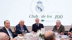 Pepe de Carlos, segundo por la izquierda, junto con el presidente del Madrid, Florentino Pérez, durante la comida celebrada en el palco de honor del estadio Santiago Bernabéu