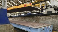 Los sindicatos defienden nuevas contrataciones para Navantia; en la foto, un taller del astillero de Ferrol