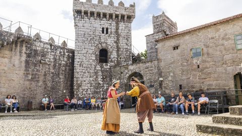 Os Quinquillns, durante una visita teatralizada en el Castelo de Vimianzo