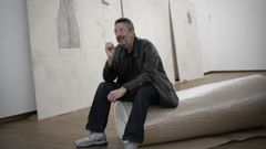 Sarmento, posando en la muestra que en el 2014 protagoniz� en la Fundaci�n Luis Seoane