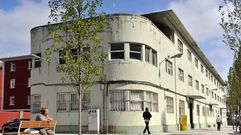 Edificio de la antigua residencia de suboficiales en la plaza de Canido