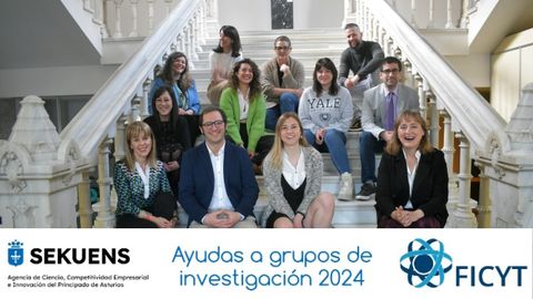 Integrantes del grupo pertenecientes al �rea de Historia del Arte (investigadores consolidados y en formaci�n), en la escalera del edificio departamental del Campus del Mil�n.