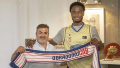 El nuevo fichaje Caleb Agada junto a Juan Francisco V�zquez, gerente de la empresa Ferrecal