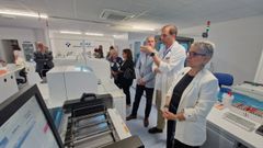 El jefe de servicio de An�lisis Cl�nicos del hospital de Cabue�es (Gij�n), Daniel Al-kassam, da explicaciones a la consejera de Salud del Principado de Asturias, Concepci�n Saavedra, durante la visita al laboratorio Core de An�lisis Cl�nicos.