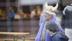 Una mujer, con uno de los gorros vikingos que se consegu�an con un litro de cerveza.